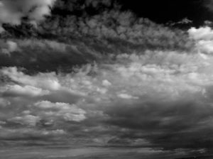 chantal-dupetit-artiste-peintre-photographie-exterieur-ciel-noir-blanc-nuages